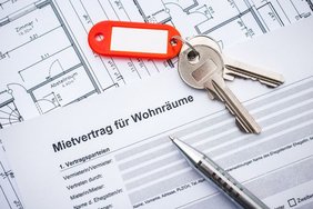 Ein Wohnungsschlüssel liegt auf einem Mietvertrag.