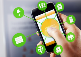 Smartphone mit Smart-Home-App auf dem Display.